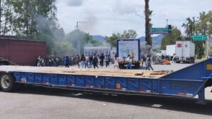 Caos en Morelia: normalistas queman llantas y secuestran camiones, mientras la CNTE intenta tomar vías del tren