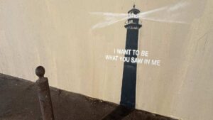 Nueva obra de Banksy aparece en la ciudad francesa de Marsella, con mensaje escrito