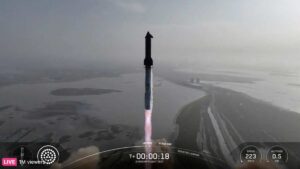 SpaceX lanza con éxito el cohete Starship, pero pierde el control antes de amerizar en su último vuelo de prueba