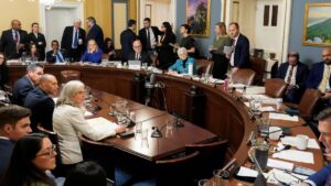 Avanza en Cámara Baja de EE.UU. paquete fiscal que incluye gravamen a remesas