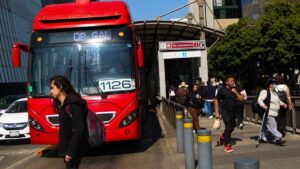 Cae mujer señalada de pinchar a un hombre en el Metrobús; Fiscalía CDMX investiga