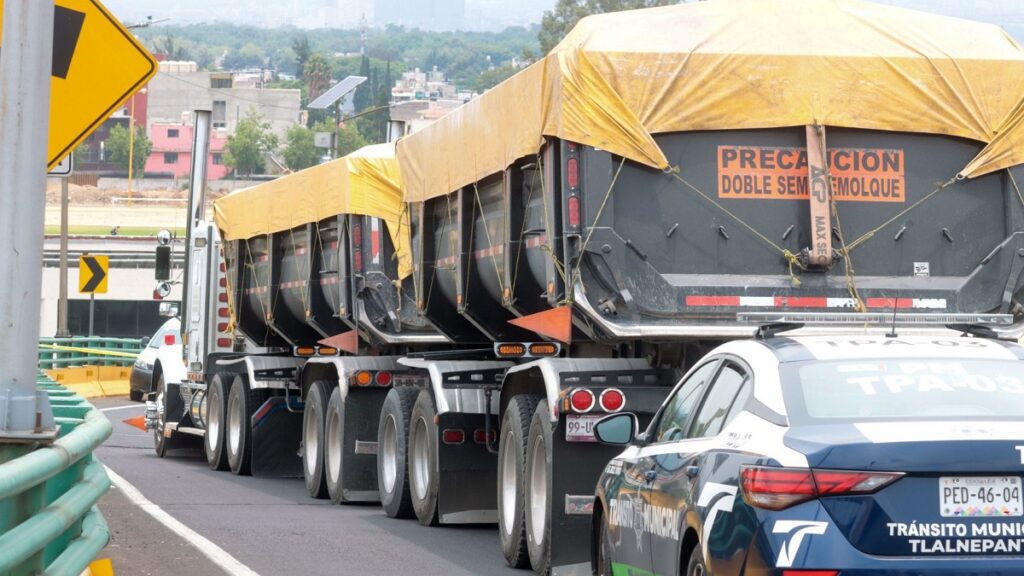 presunta-patrulla-falsa-intenta-detener-a-trailero-en-la-carretera-puebla-orizaba-asi-la-captaron-en-video