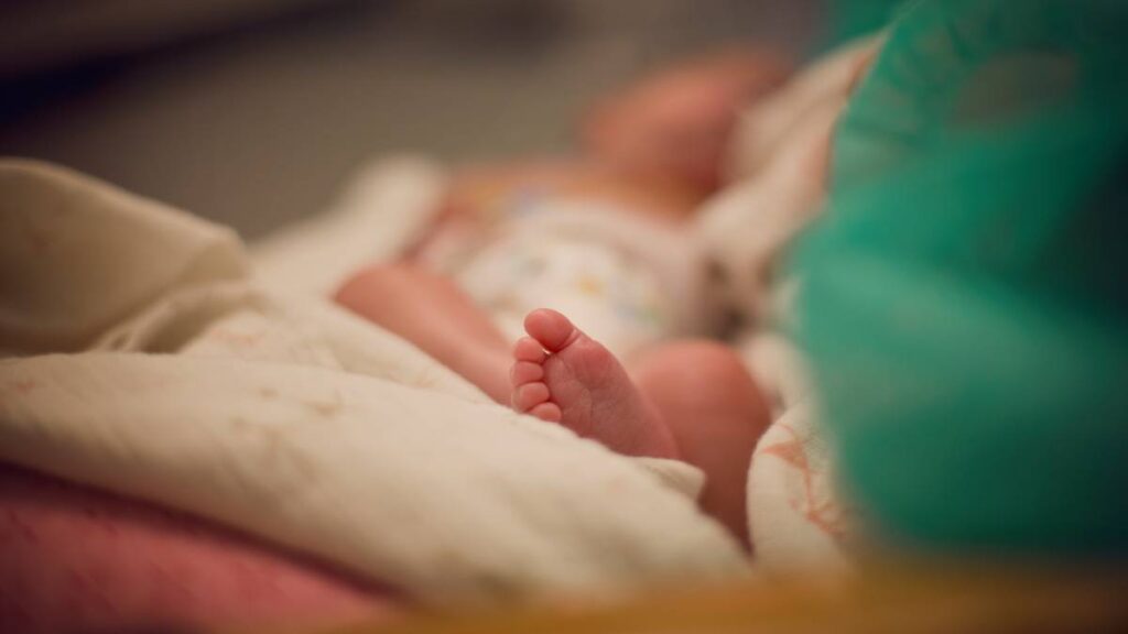 Primer tratamiento genético personalizado del mundo lo recibe un bebé