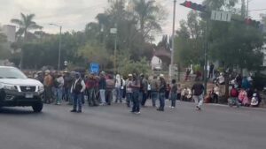 Llueven cohetones durante enfrentamiento en protesta de comuneros de Michoacán
