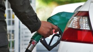 ¿Es malo llenar el tanque hasta el tope? Lo que no sabías