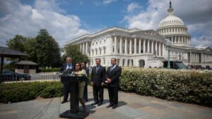 Legisladores hispanos se oponen al impuesto a remesas; coinciden con Sheinbaum