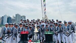 ¿Por qué los marinos usan playeras a rayas y cómo las usan en el Buque Cuauhtémoc?