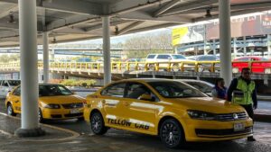 Taxistas del AICM exigen “piso parejo” ante posible entrada de apps durante el Mundial 2026