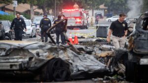 Avioneta se estrella en zona residencial de California, EE. UU.; causa daños en casas y autos