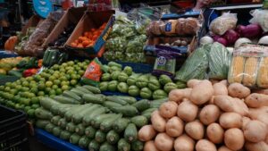 Suben precios del pollo y la papaya; inflación alcanza su nivel más alto en 6 meses