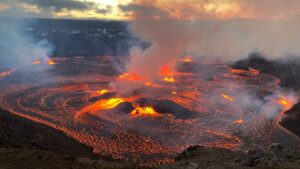 Volcán Kilauea en Hawái entra en erupción y lanza chorros de lava; videos