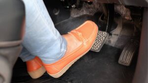 ¡No podía frenar! Abuelita se confunde de pedal y casi termina en las escaleras de una plaza