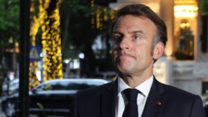 ¿Pues qué pasó? Viralizan bofetada de esposa a Emmanuel Macron