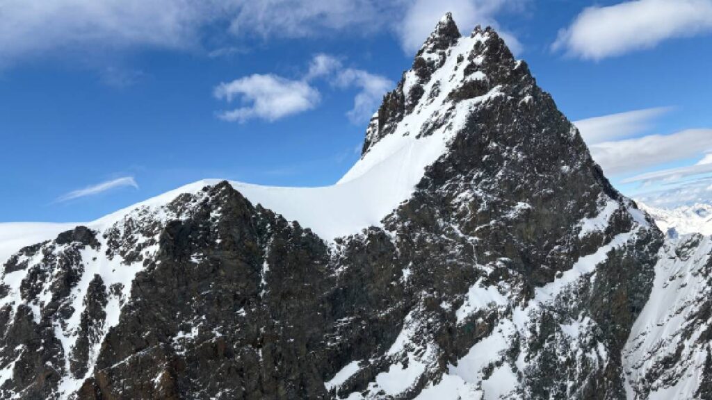 Localizan cuerpos de 5 esquiadores en glaciar Adler, Suiza