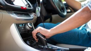 ¿Qué es mejor para aprender a manejar auto: automático o estándar?