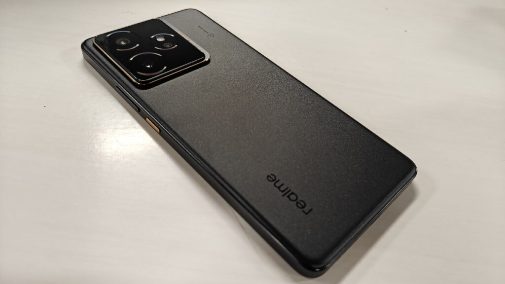 ¿Qué puedes hacer con una sola carga del realme GT7?