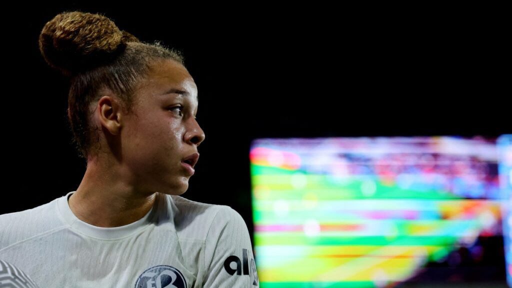 Reportan estable a futbolista que se desplomó durante partido del Angel City