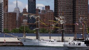 Homenaje en Nueva York a cadetes mexicanos fallecidos durante accidente del buque Cuauhtémoc