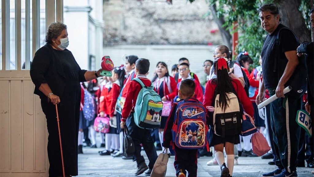 Los alumnos de primaria y preescolar también recibirán su beca.