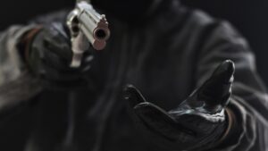 ¡Los dejaron en tabiques! Roban 64 llantas a autos de agencia Cupra en Puebla; pérdidas rondan los 2 mdp