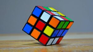 ¡Nuevo récord! Robot resuelve cubo de Rubik en menos de un segundo; ve video en super cámara lenta