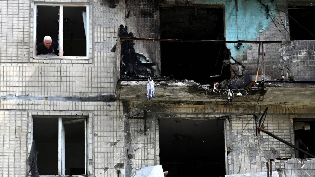 Rusia bombardea Kiev, con drones y misiles, mientras realiza canje de prisioneros con Ucrania