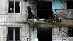 Rusia bombardea Kiev, con drones y misiles, mientras realiza canje de prisioneros con Ucrania