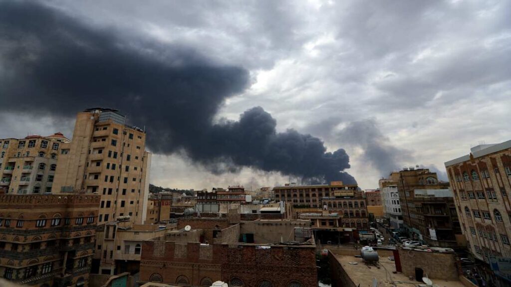 Israel bombardeó Saná, capital de Yemen, por segundo día consecutivo, como represalia tras el lanzamiento de un misil hutí contra el aeropuerto Ben Gurión en Tel Aviv. Los ataques incluyeron el aeropuerto internacional y varias infraestructuras clave, informaron medios oficiales de ambas partes.