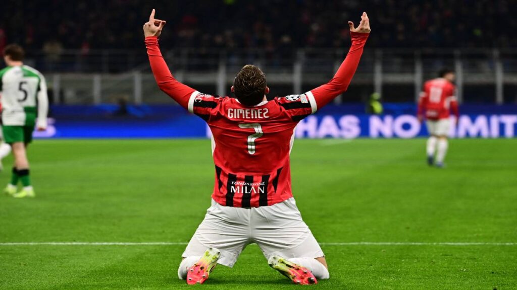 Santi Gimenez promociona el nuevo jersey del Milan; VIDEO