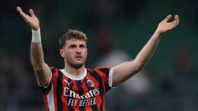 Santi Gimenez brilla con doblete en la victoria del Milan sobre Bolonia