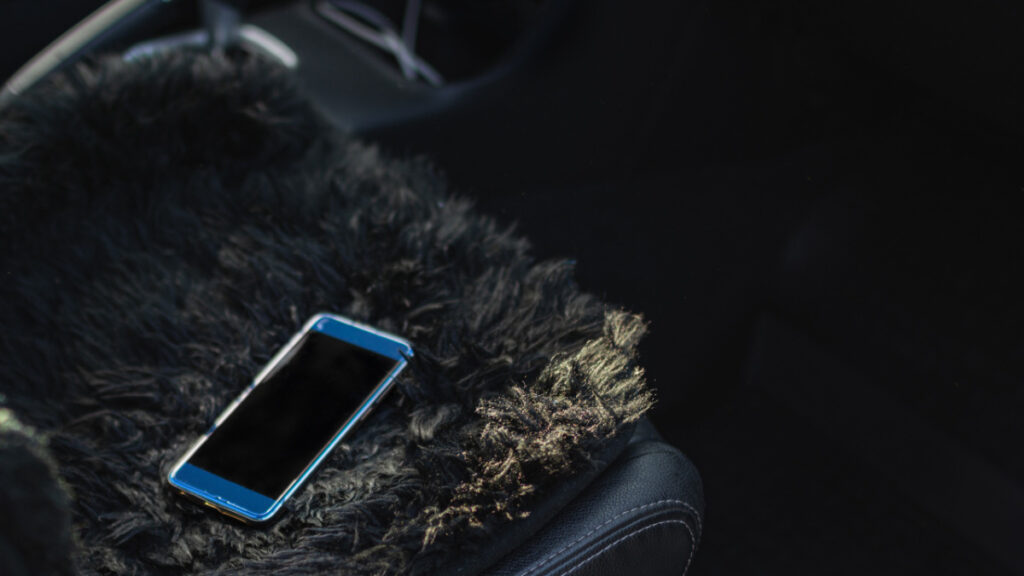 ¡No dejes tu celular en el coche! Los ladrones lo saben