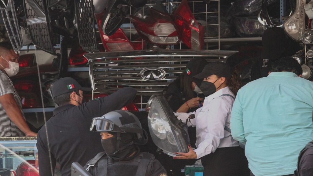 sigue-el-robo-de-autopartes-en-cdmx-en-un-minuto-se-las-llevan video