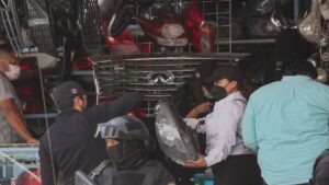 Sigue el robo de autopartes en CDMX, en un minuto se las llevan: video