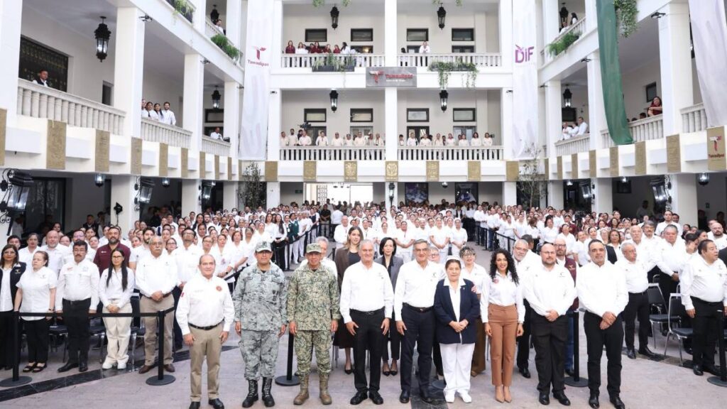 Américo Villareal, gobernador de Tamaulipas con enfermeros.