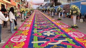 Tapetes adornan Hidalgo, las calles de Acaxochitlán sorprenden a turistas