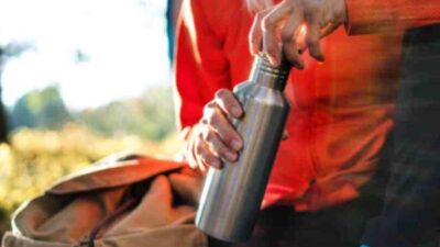 ¿Sabes por qué debes lavar bien tu termo de agua?