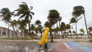 Tormenta Alvin se fortalece: ve ruta y prepárate