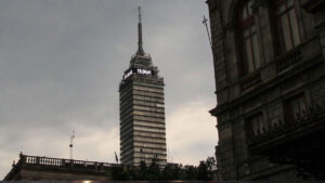 ¡Sustote! Al menos 10 personas quedan atrapadas en elevador de la Torre Latino