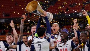 Tottenham se aprovecha del Manchester United para tener su primer título en 17 años