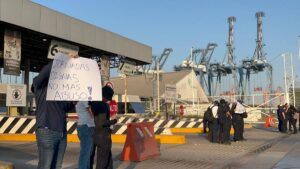 Funcionarios de la Aduana de Manzanillo paran labores; denuncian explotación laboral