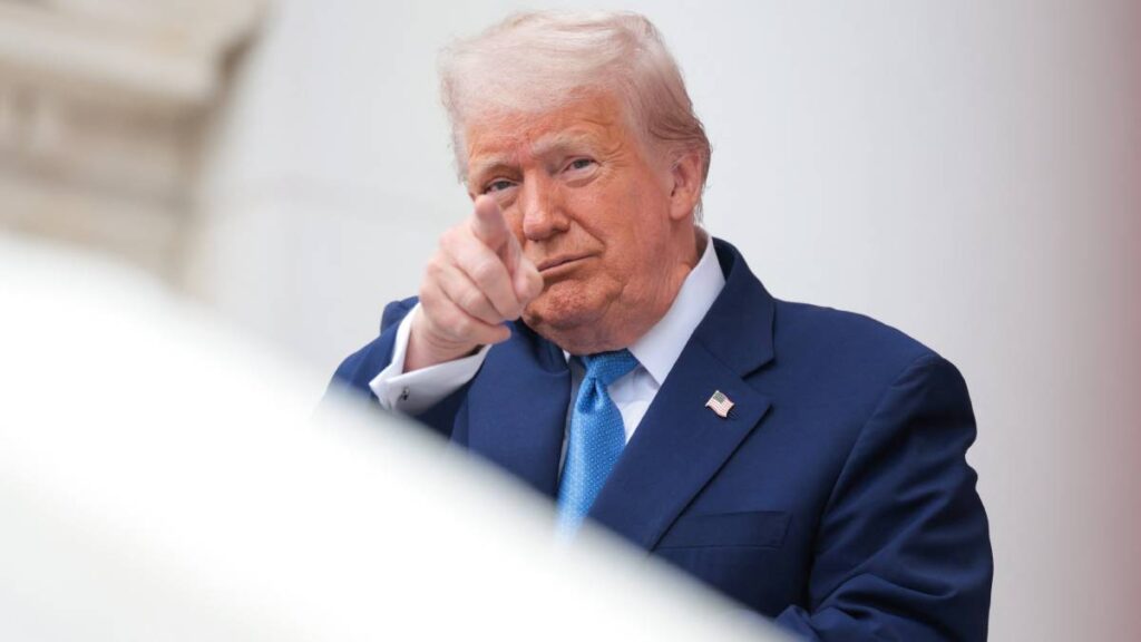 Trump arremete contra sus opositores