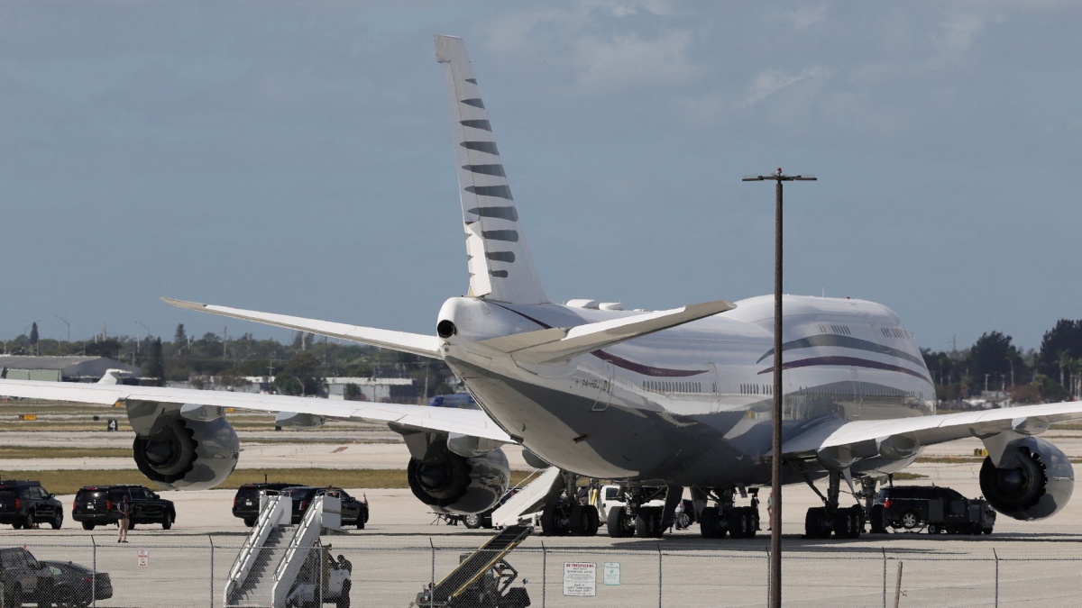 Trump defiende recepción de costoso avión como regalo de Qatar