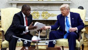 Trump arremete contra presidente de Sudáfrica; con video, acusa de “genocidio blanco”