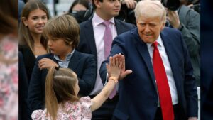 Trump y la medalla por maternidad: entre la distopía y la burla