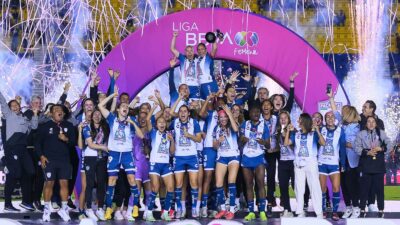 Las Tuzas con el trofeo de campeón