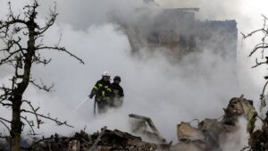 Sube a 12 la cifra de muertos en Ucrania tras ataque de Rusia; en Moscú, drones provocan cierre de aeropuertos