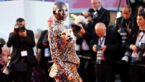 El look más extraño de Cannes: una modelo llevó una cabeza de leopardo de plástico