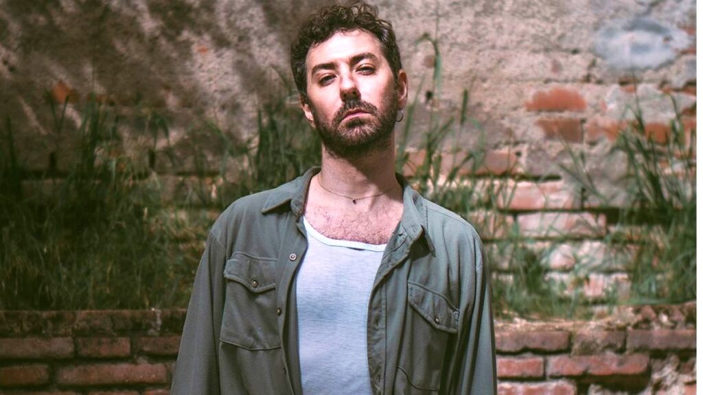 Vicente Navarro anuncia su regreso a los escenarios con una propuesta íntima y cargada de emociones: Las flores de cerca,