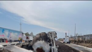 Volcadura de pipa en la autopista México-Puebla dejó incendio, 2 personas heridas y cierre temporal