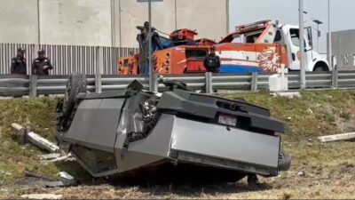 Una camioneta Tesla Cybertruck, volcó en Toluca